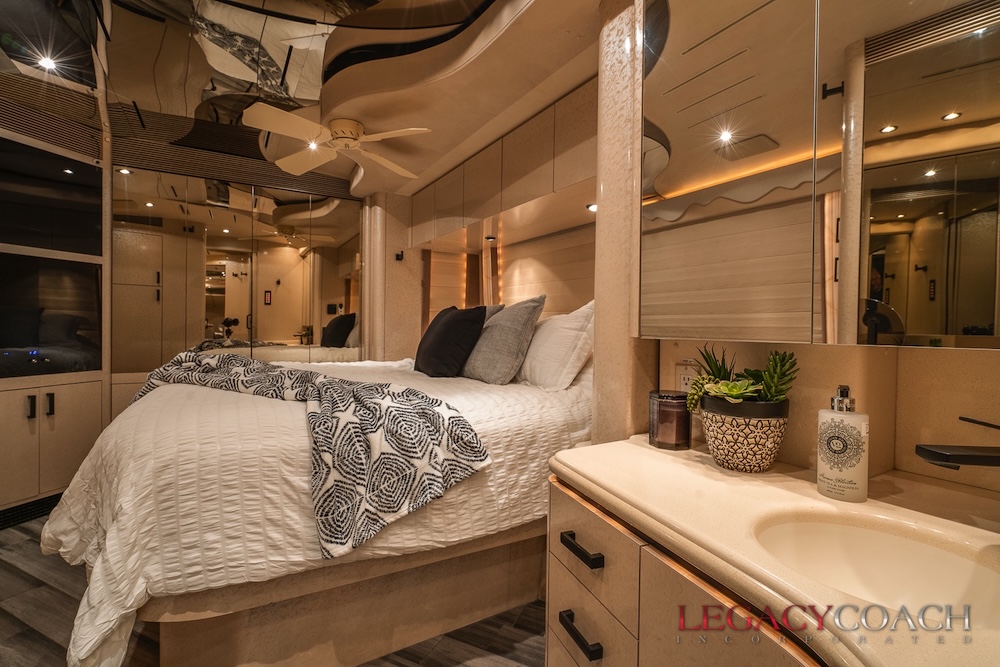 2005 Prevost Marathon H3-45 For Sale