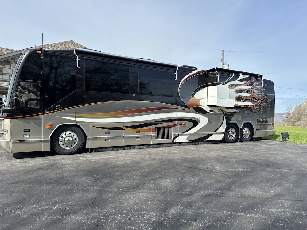 2006 Prevost Featherlite H3-45 For Sale