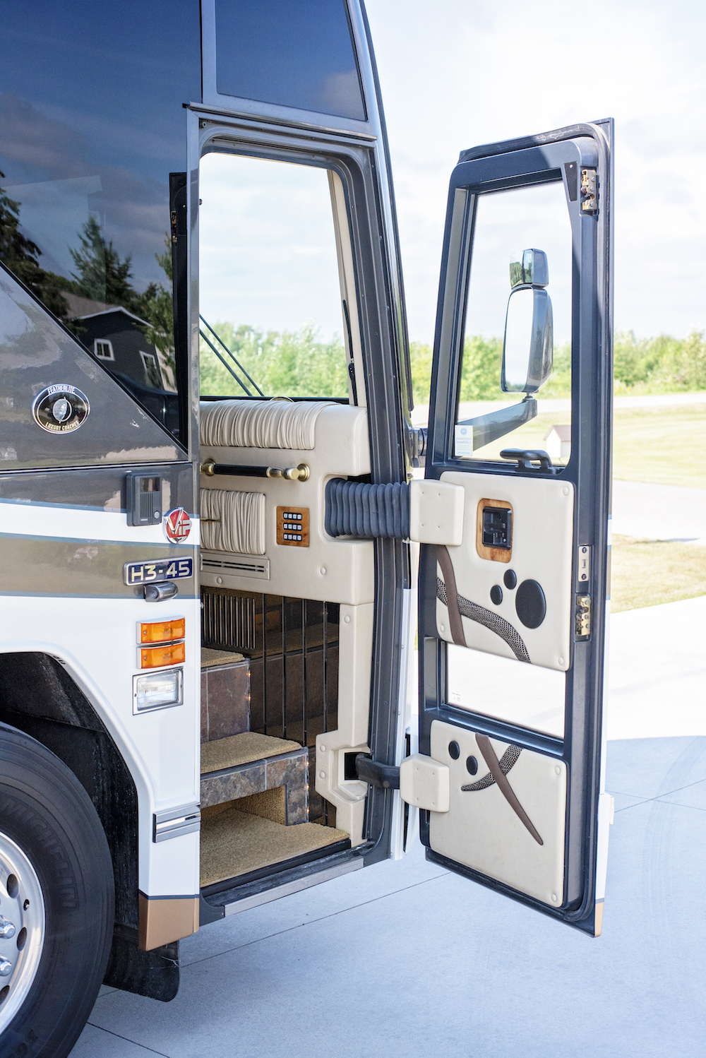 2006 Prevost Featherlite H3-45 For Sale