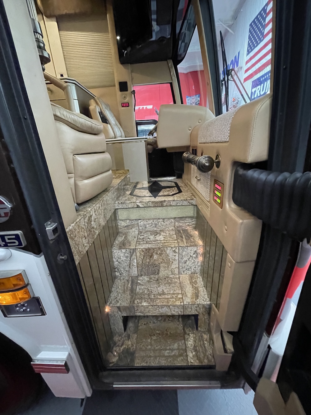 2006 Prevost Featherlite H3-45 For Sale