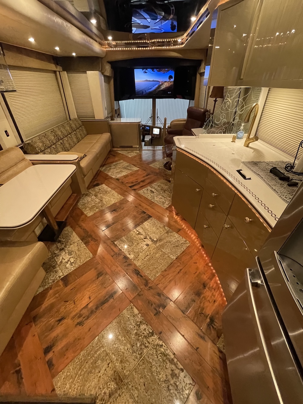 2006 Prevost Featherlite H3-45 For Sale