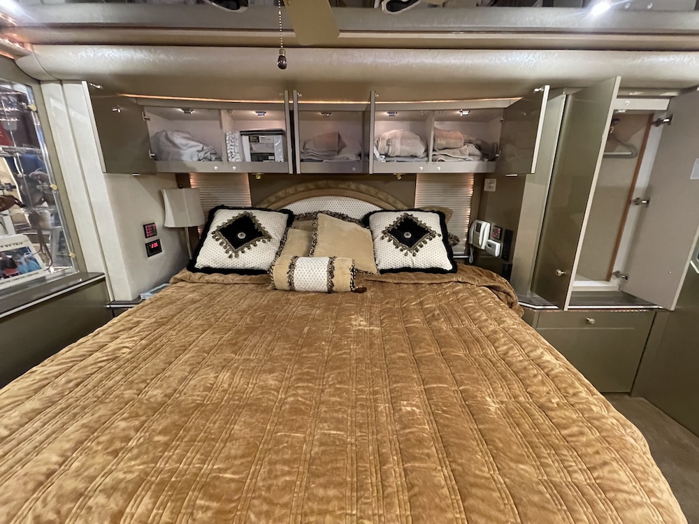 2006 Prevost Featherlite H3-45 For Sale