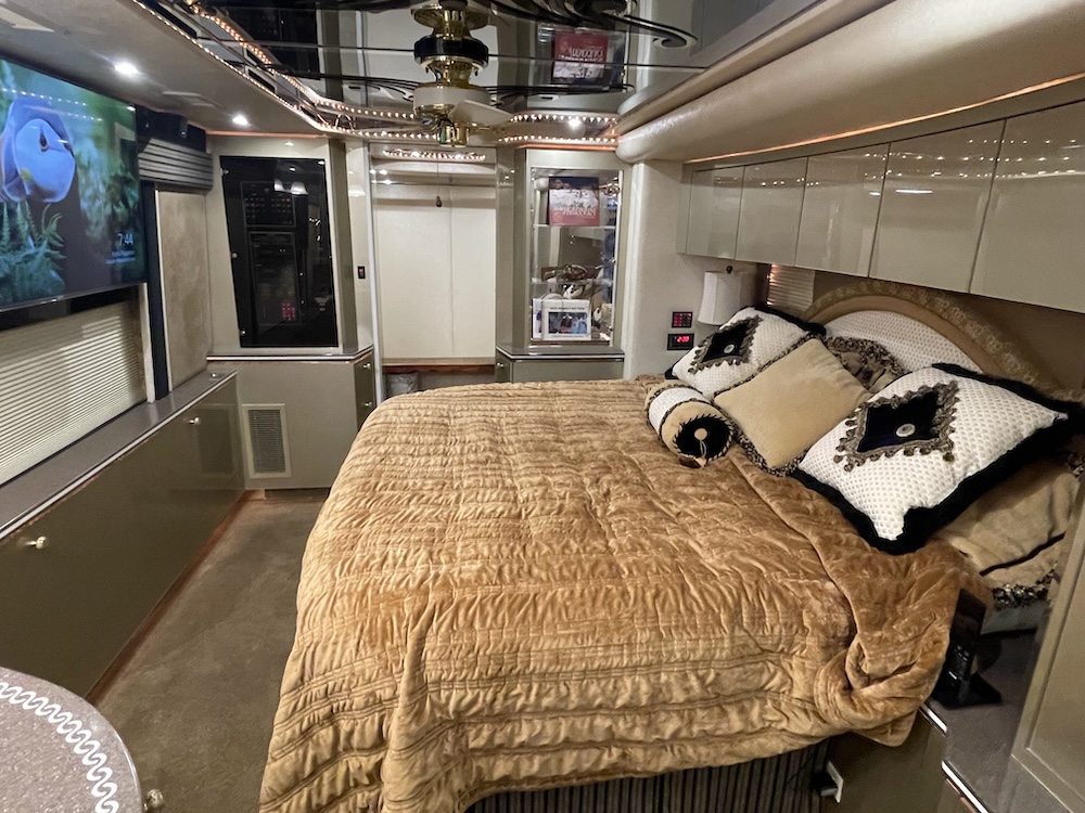 2006 Prevost Featherlite H3-45 For Sale