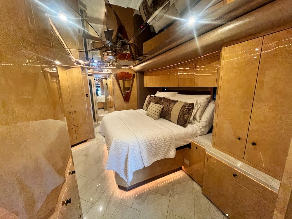 2006 Prevost Featherlite H3-45 For Sale