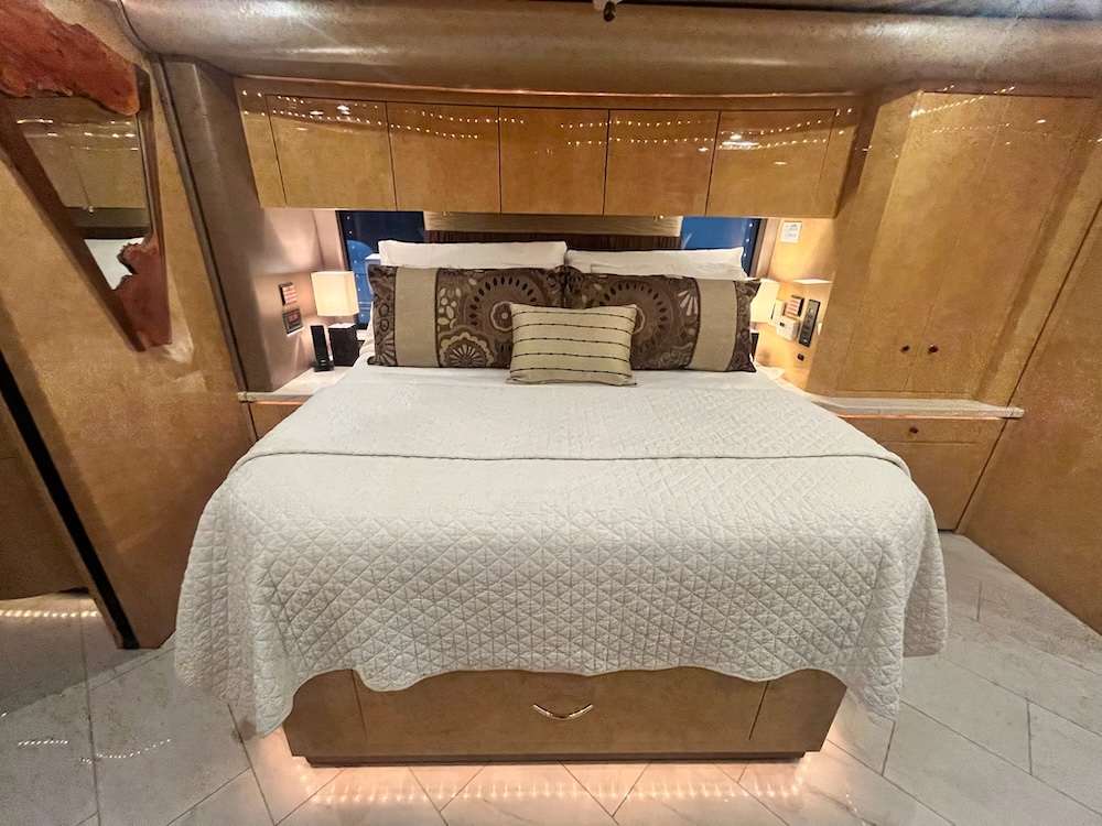 2006 Prevost Featherlite H3-45 For Sale
