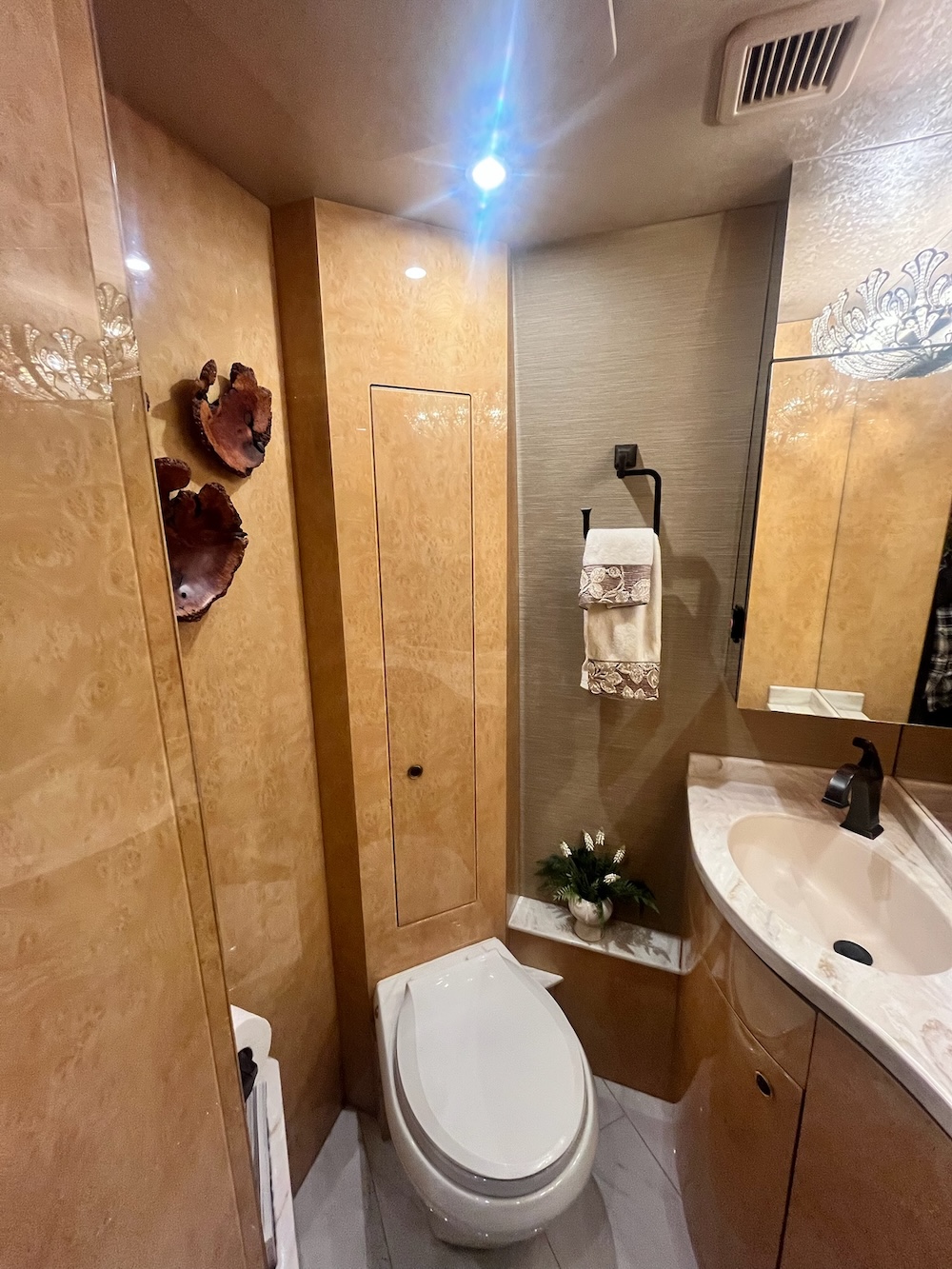 2006 Prevost Featherlite H3-45 For Sale