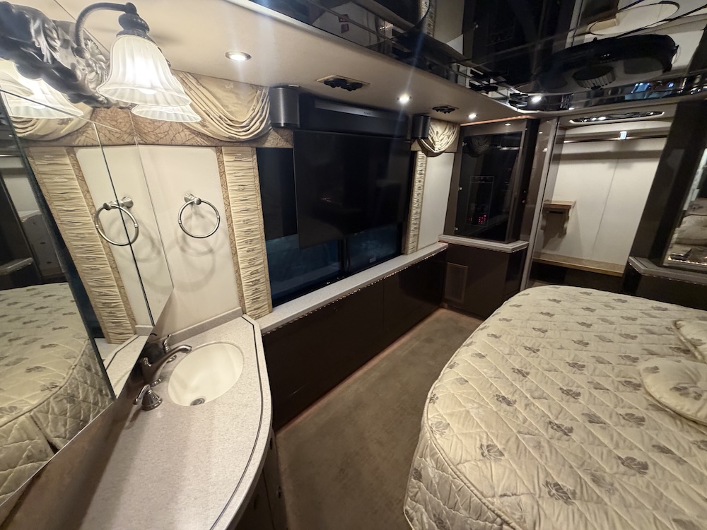 2006 Prevost Featherlite H3-45 For Sale