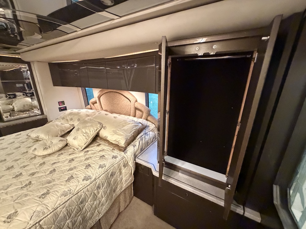 2006 Prevost Featherlite H3-45 For Sale