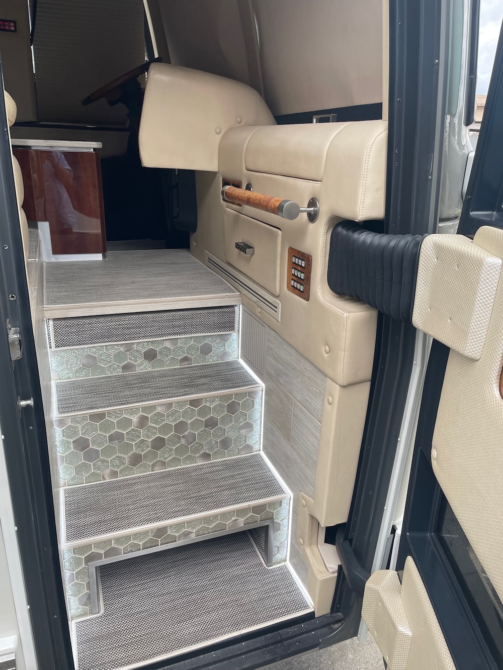 2007 Prevost Featherlite  H3-45 For Sale