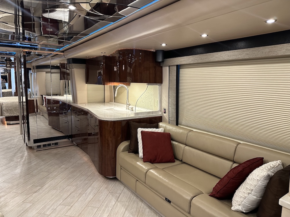 2007 Prevost Featherlite H3-45 For Sale
