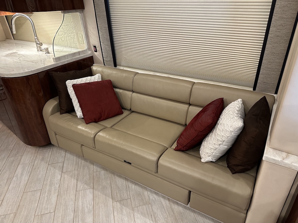 2007 Prevost Featherlite H3-45 For Sale