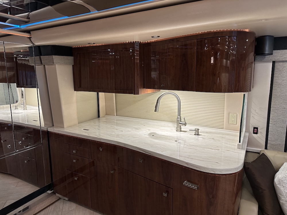 2007 Prevost Featherlite H3-45 For Sale