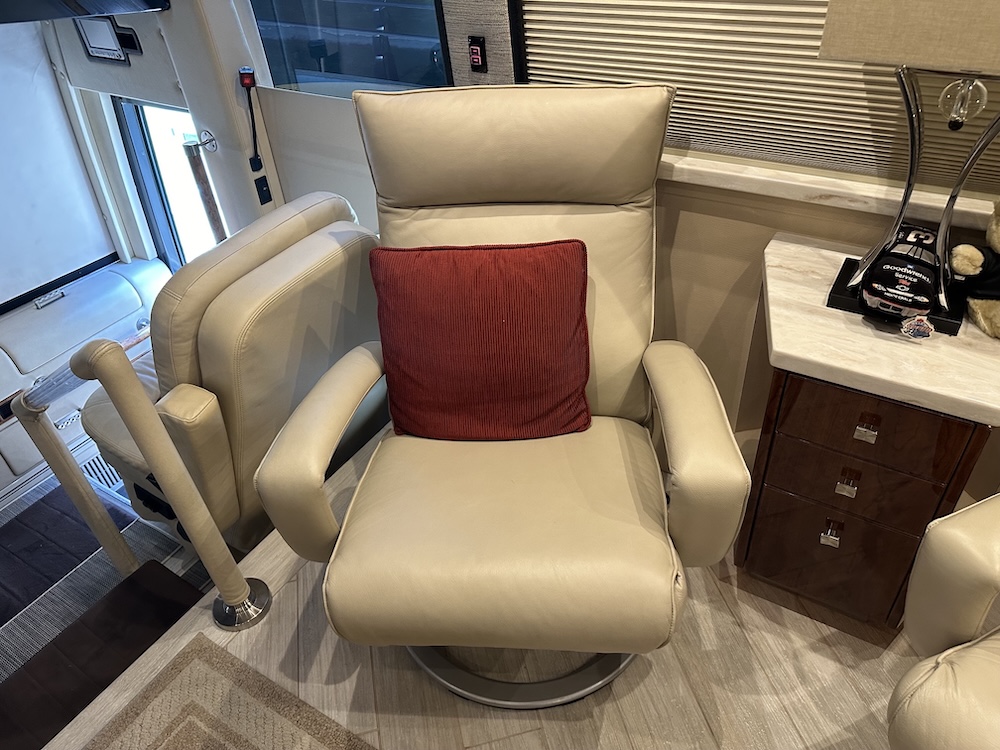 2007 Prevost Featherlite H3-45 For Sale