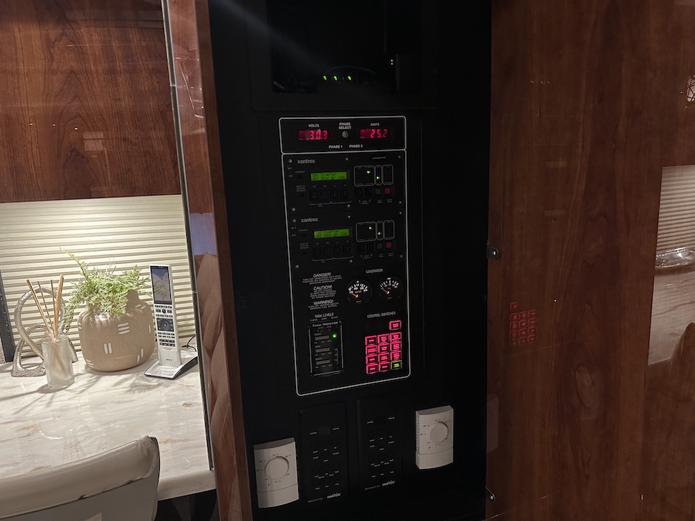 2007 Prevost Featherlite H3-45 For Sale