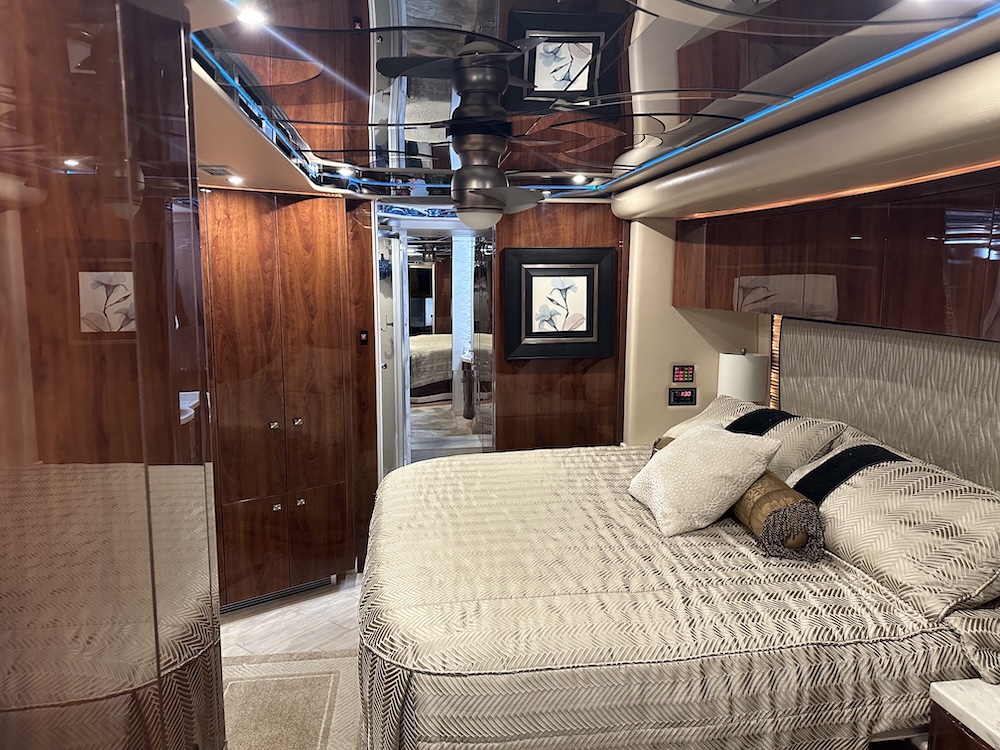 2007 Prevost Featherlite H3-45 For Sale