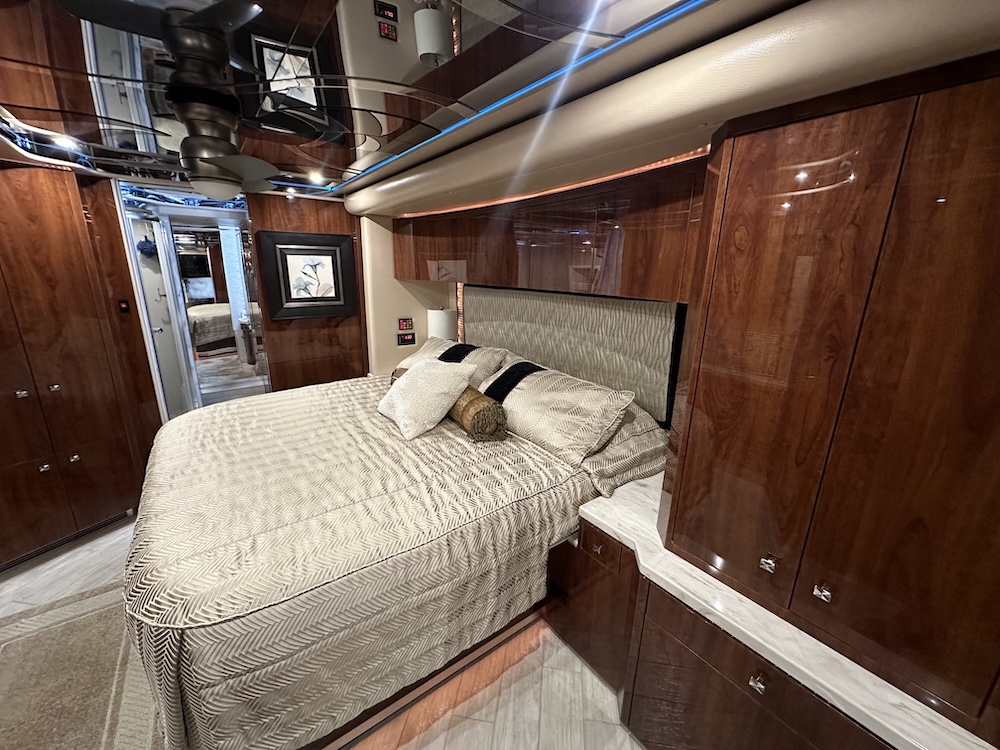 2007 Prevost Featherlite H3-45 For Sale