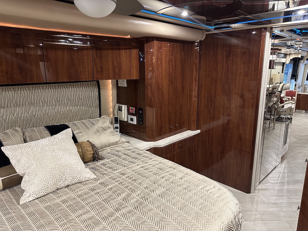 2007 Prevost Featherlite H3-45 For Sale