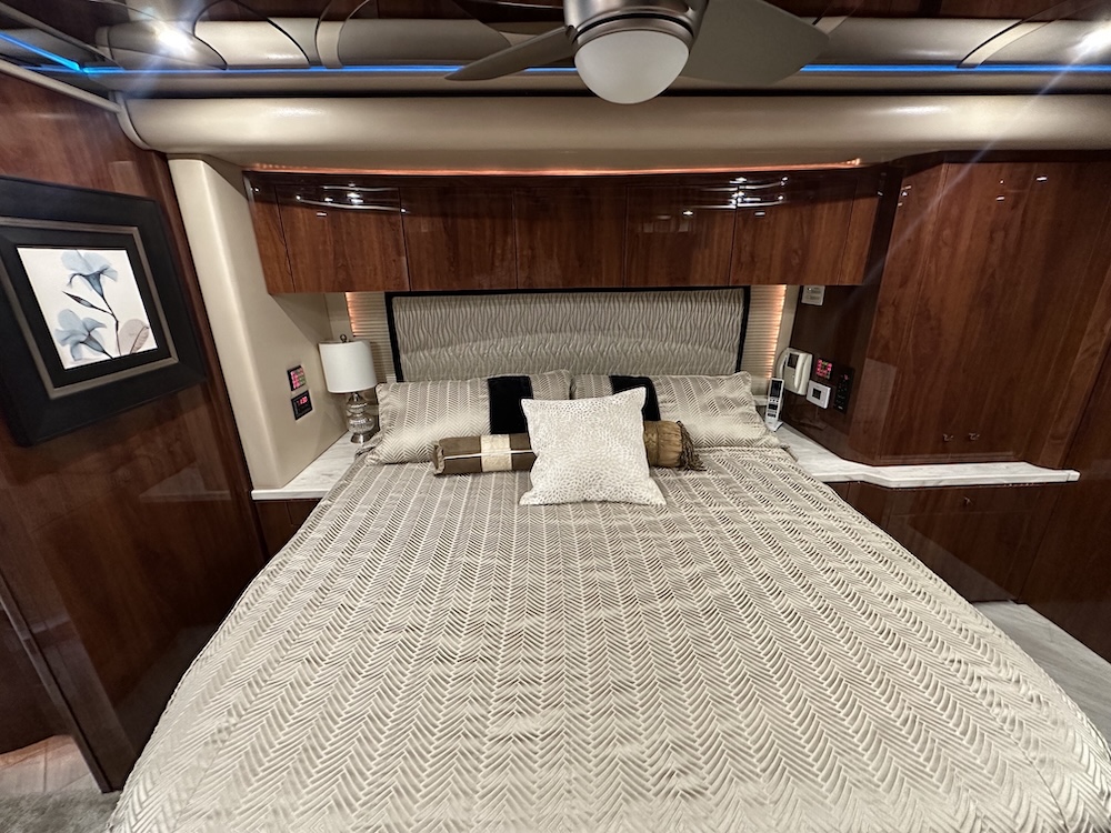 2007 Prevost Featherlite H3-45 For Sale