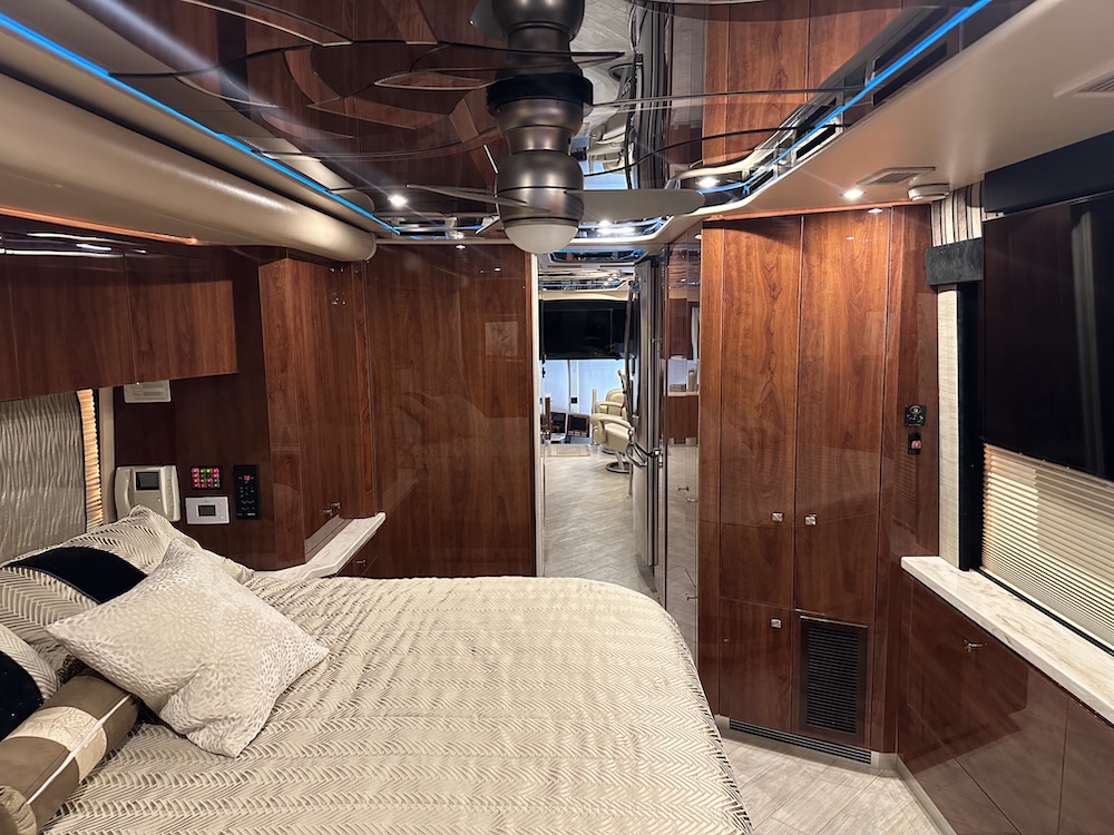 2007 Prevost Featherlite H3-45 For Sale