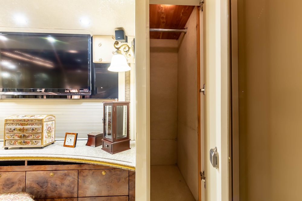 2007 Prevost Featherlite H3-45 For Sale