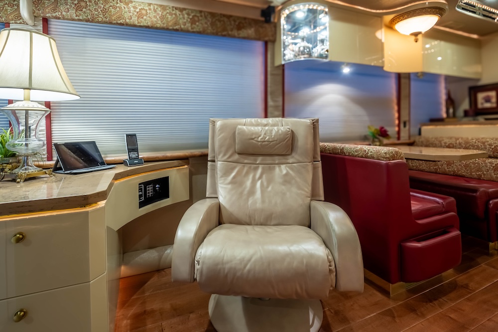 2007 Prevost Featherlite H3-45 For Sale