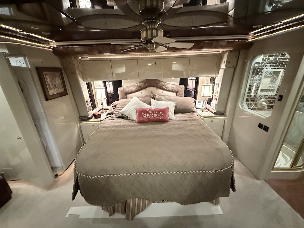 2007 Prevost Featherlite H3-45 For Sale