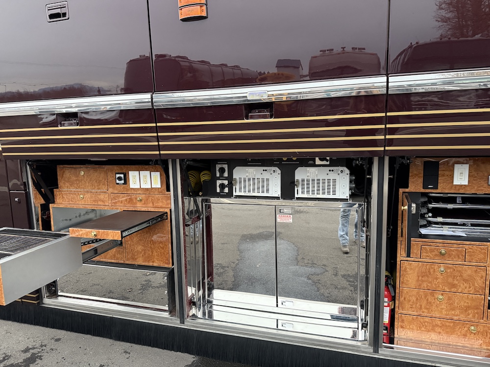 2007 Prevost Featherlite H3-45 For Sale