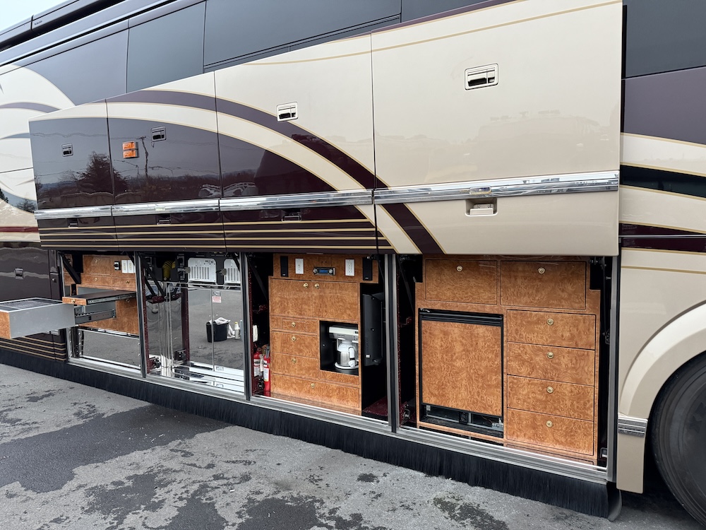 2007 Prevost Featherlite H3-45 For Sale