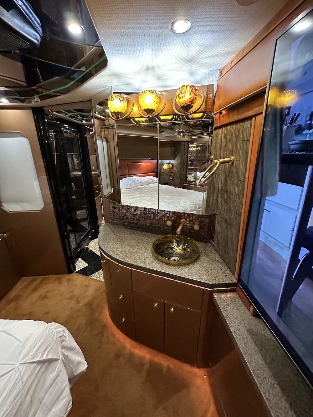 2007 Prevost Featherlite H3-45 For Sale