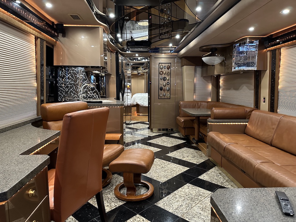 2007 Prevost Featherlite H3-45 For Sale