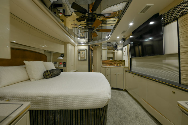 2007 Prevost Featherlite H3-45 For Sale