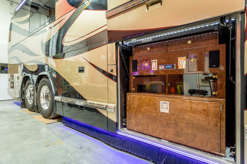 2008 Prevost Featherlite H3-45 For Sale