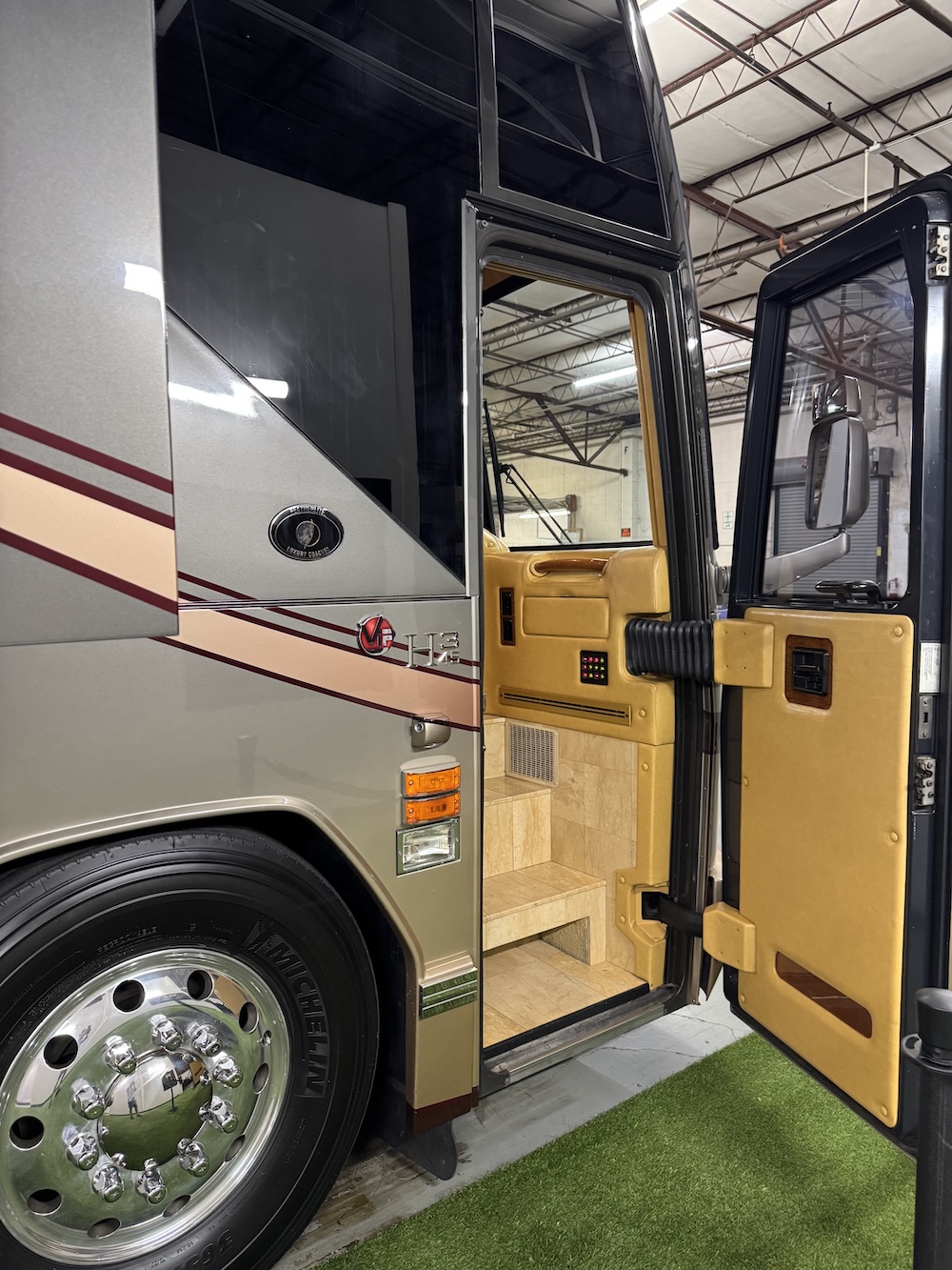 2009 Prevost Featherlite H3-45 For Sale