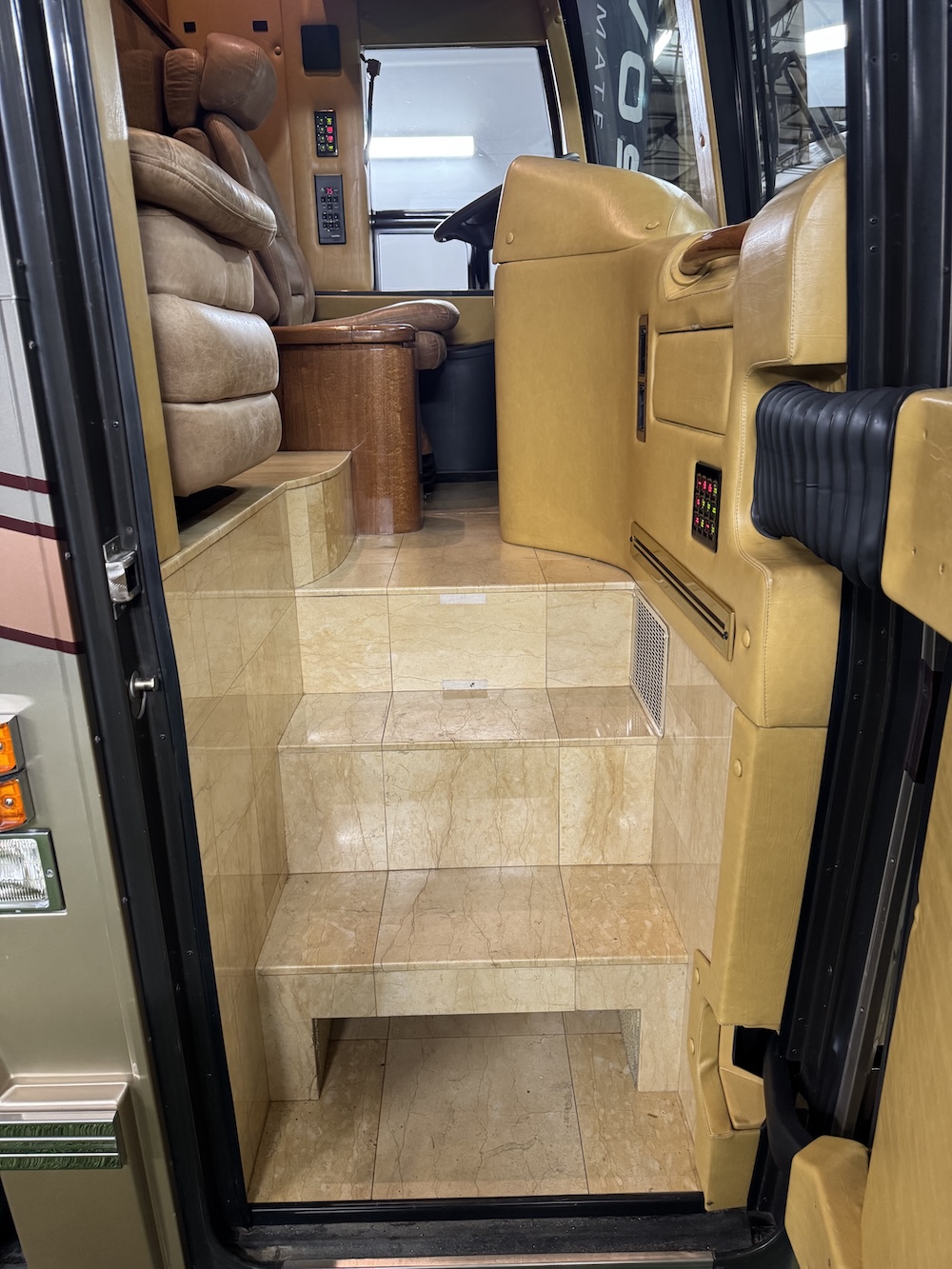 2009 Prevost Featherlite H3-45 For Sale