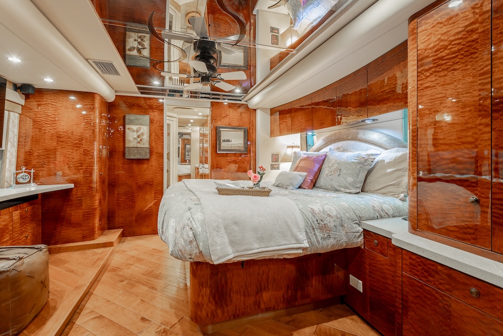2009 Prevost Featherlite H3-45 For Sale
