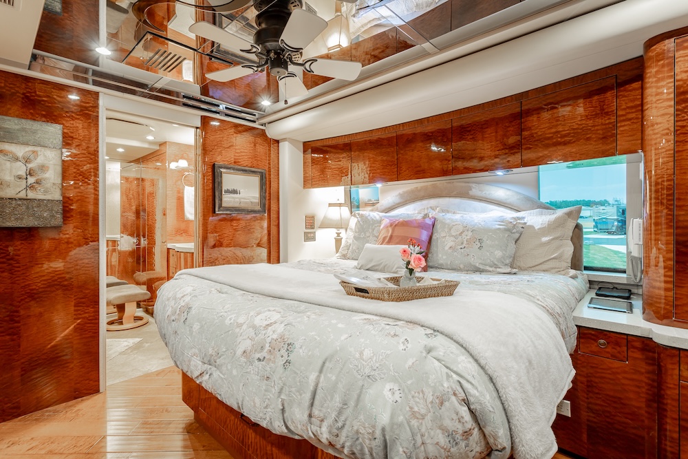2009 Prevost Featherlite H3-45 For Sale