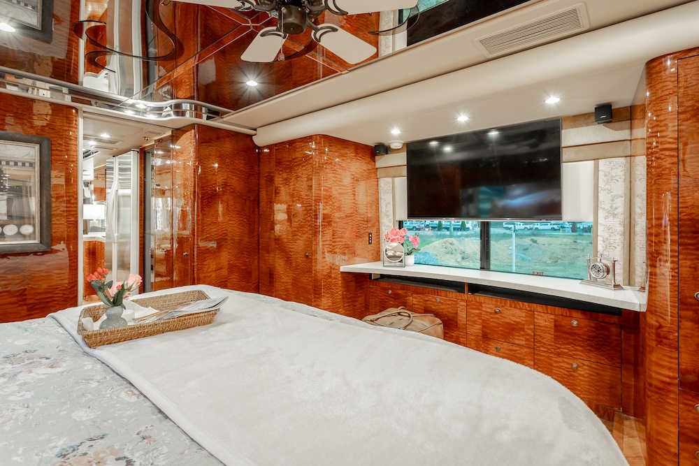 2009 Prevost Featherlite H3-45 For Sale