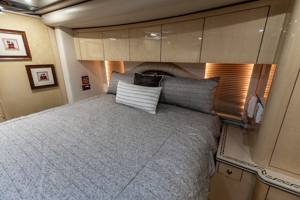 2009 Prevost Featherlite H3-45 For Sale