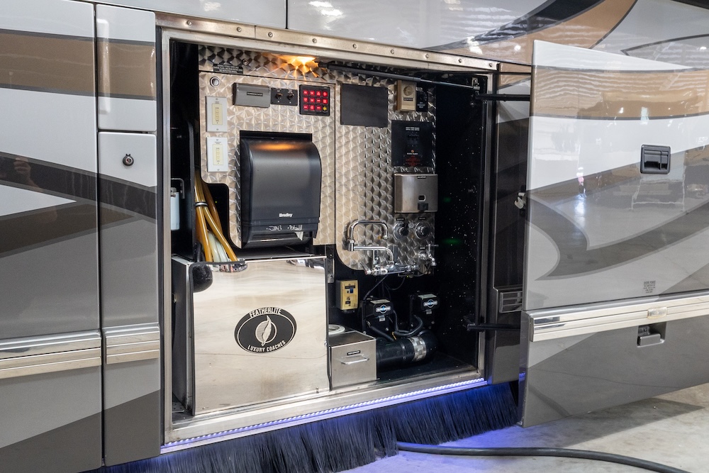 2009 Prevost Featherlite H3-45 For Sale