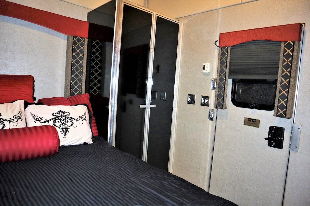 2009 Prevost Millennium H3-45 For Sale