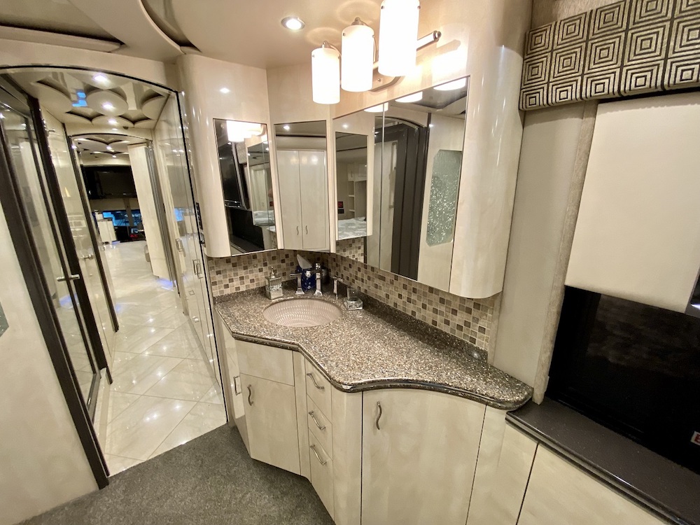 2010 Prevost Featherlite H3-45 For Sale