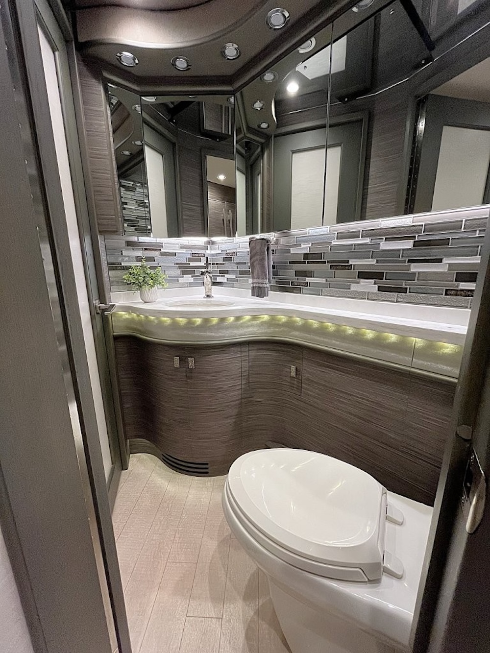 2016 Prevost  H3-45 For Sale