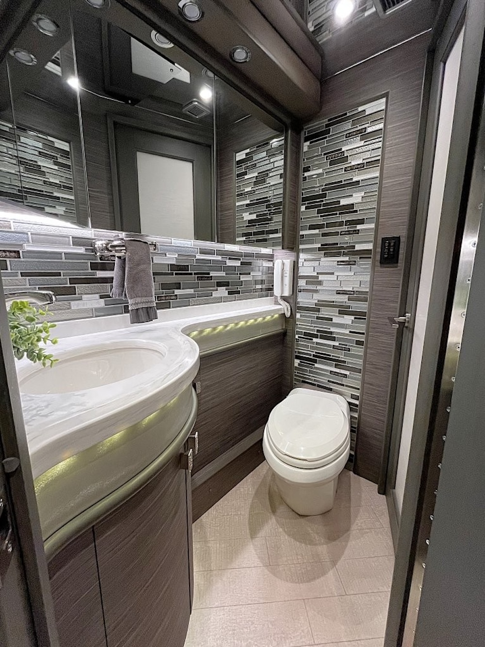 2016 Prevost  H3-45 For Sale