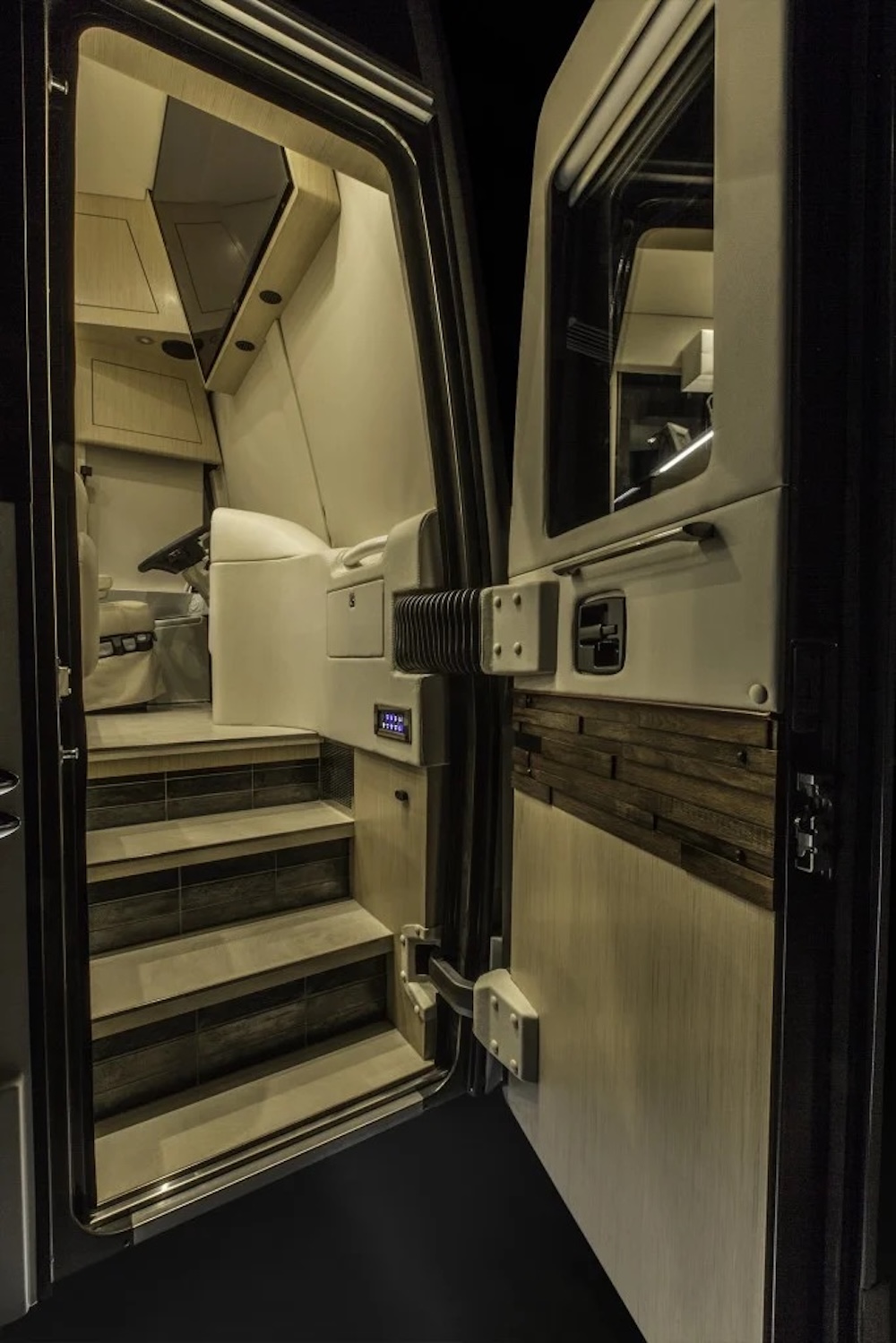 2018 Prevost Featherlite H3-45 For Sale