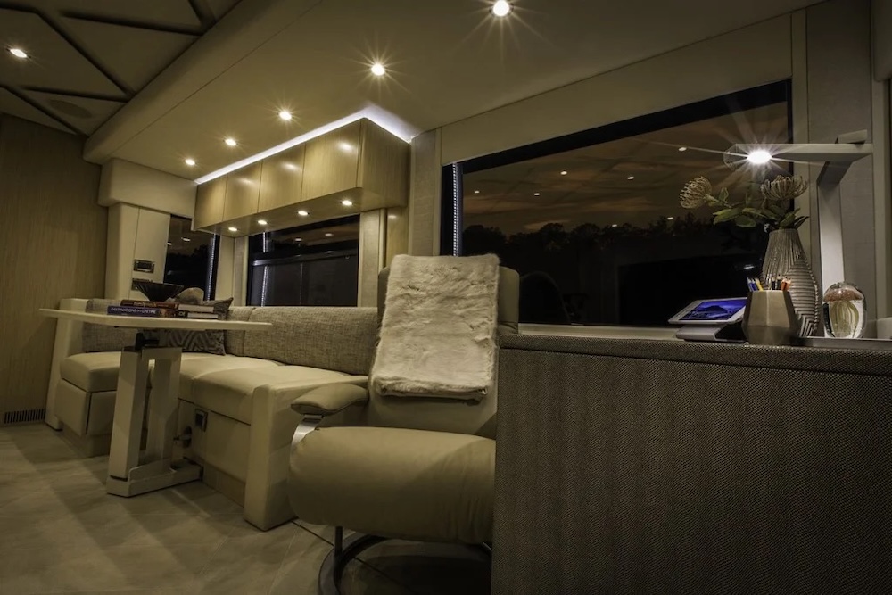 2018 Prevost Featherlite H3-45 For Sale