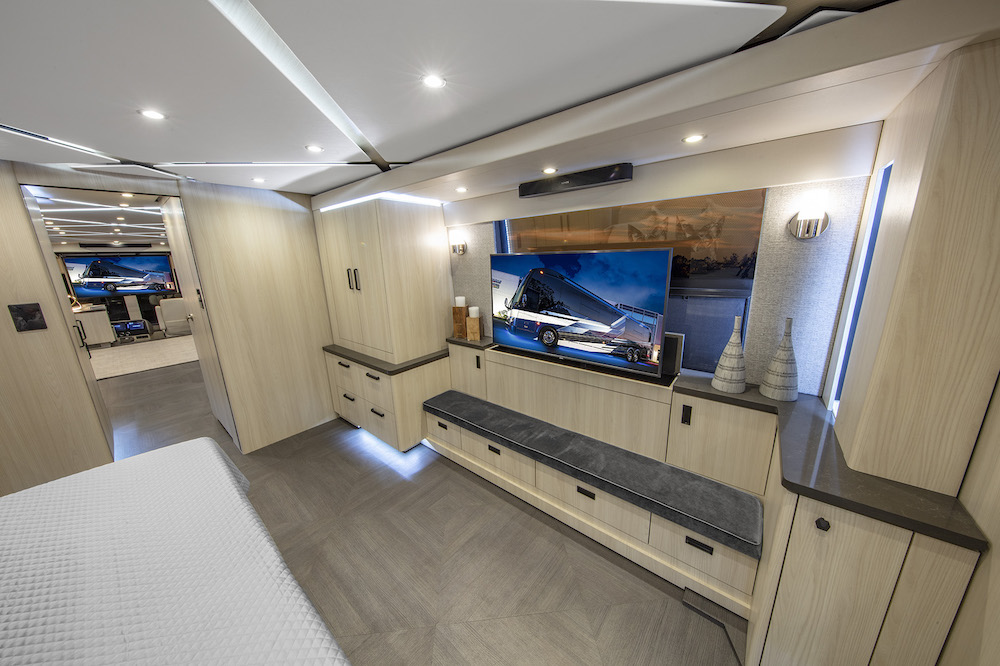 2021 Prevost Featherlite  H3-45 For Sale